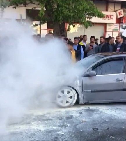 Şanlıurfa'nın Haliliye ilçesinde Seyir halindeki otomobil alev aldı