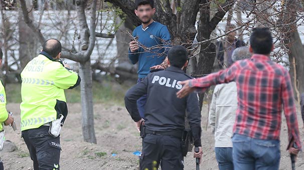 Köşeye sıkışınca kendini vurmakla tehdit etti