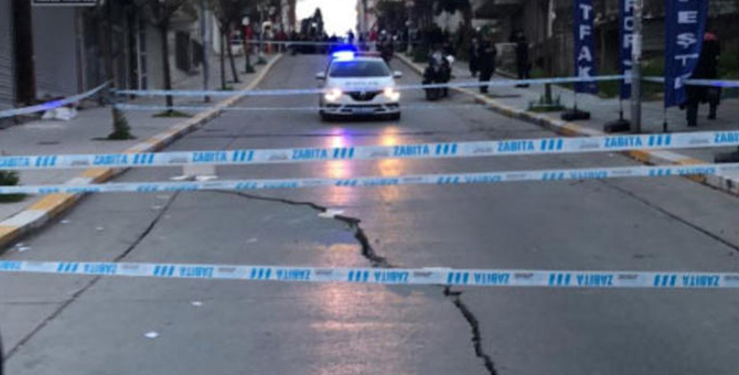 Esenyurt'ta çatlaklar nedeniyle cadde trafiğe kapatıldı