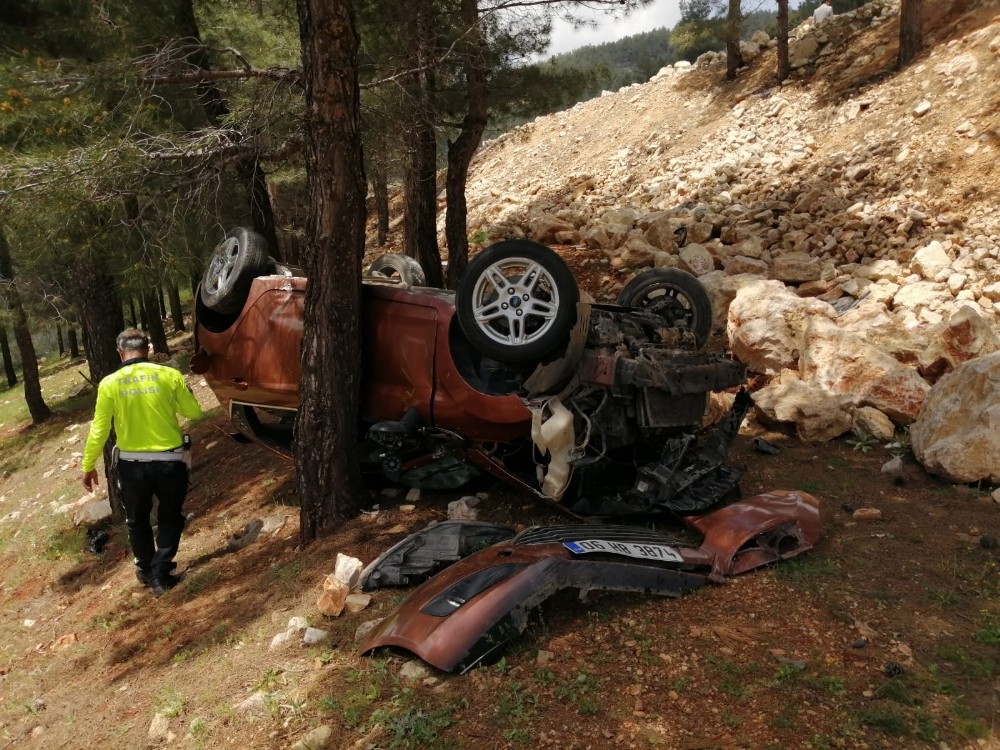 Kahramanmaraş'ta şarampole yuvarlanan otomobilden sağ çıktı