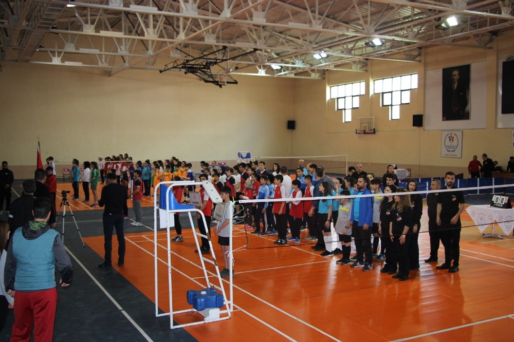 Okul Sporları Kız-Erkekler Badminton grup müsabakaları başladı