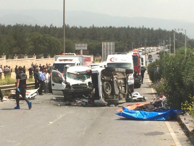 İzmir'de kahreden kaza! 3'ü çocuk 7 kişi öldü