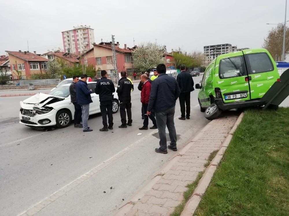 Kayseri'de iki otomobilin çarpışması sonucu meydana gelen trafik kazasında 3 kişi yaralandı