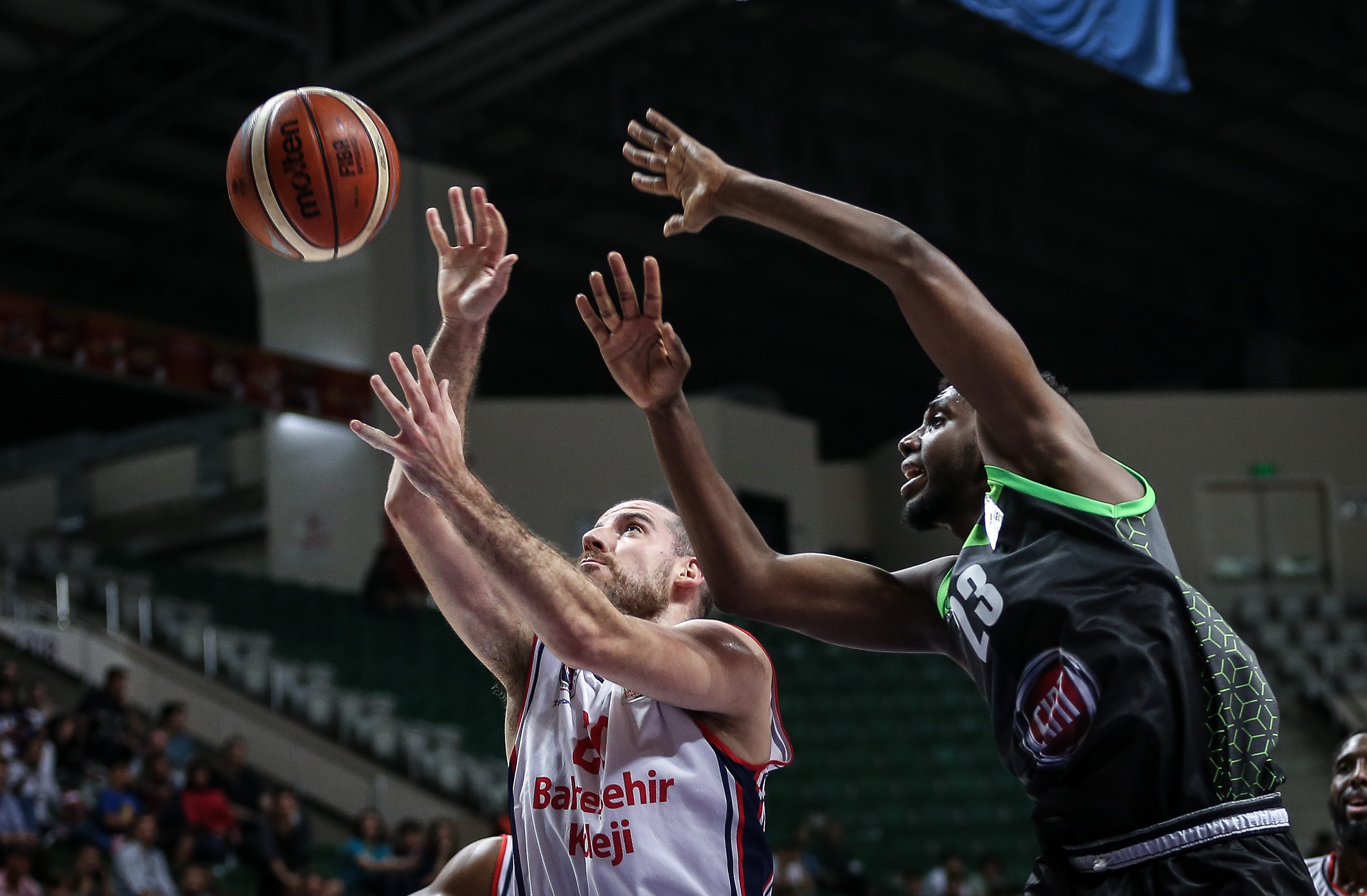 Tahincioğlu Basketbol Süper Ligi'nin 28. haftasında TOFAŞ, konuk ettiği Bahçeşehir Koleji'ni 87-85 yen