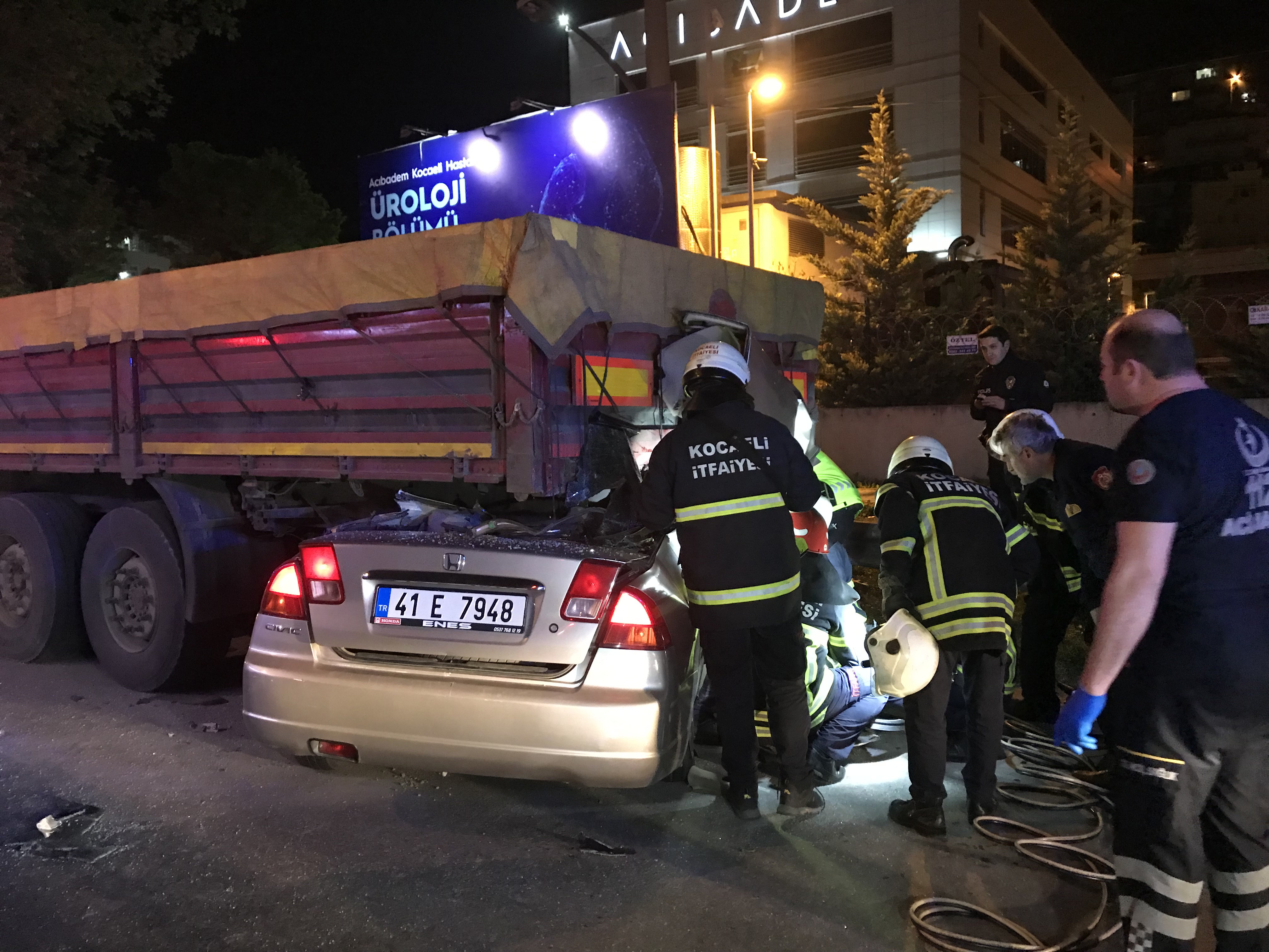 Kocaeli'de, emniyet şeridinde park halindeki tıra çarpan otomobildeki iki kişi hayatını kaybetti.