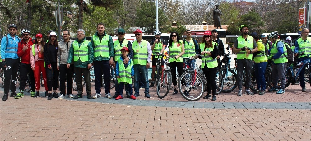 Elazığ'da düzenlenen bisiklet turunda Sağlıklı yaşam için pedal çevirdiler