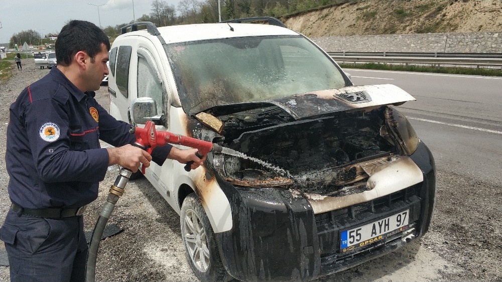 Samsun'un Kavak ilçesinde Seyir halindeki araçta yangın çıktı