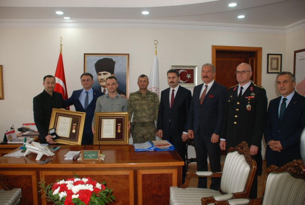 15 Temmuz gazileri Hasan Yaşar ile Kürşat Karabulut'a madalyalarını tevdi etti