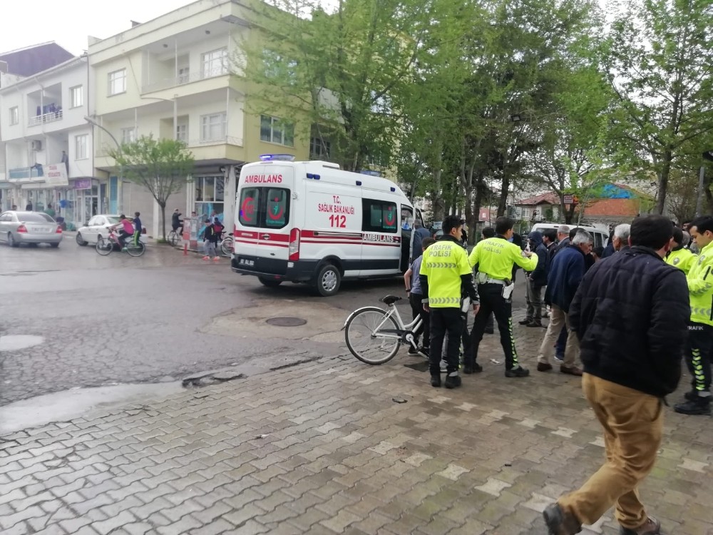 Adıyaman'ın Gölbaşı ilçesinde Otomobil ile motosiklet çarpıştı: 1 Yaralı