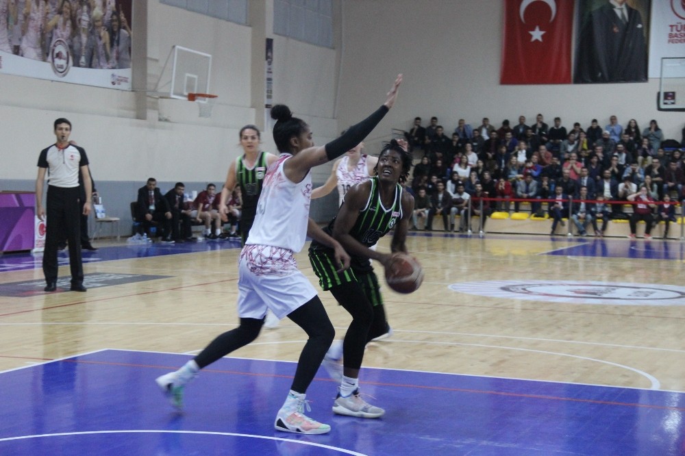 Basketbol 1. Ligi Play-Off Yarı Final: Elazığ İl Özel İdare: 67 - Urla Belediyesi: 61