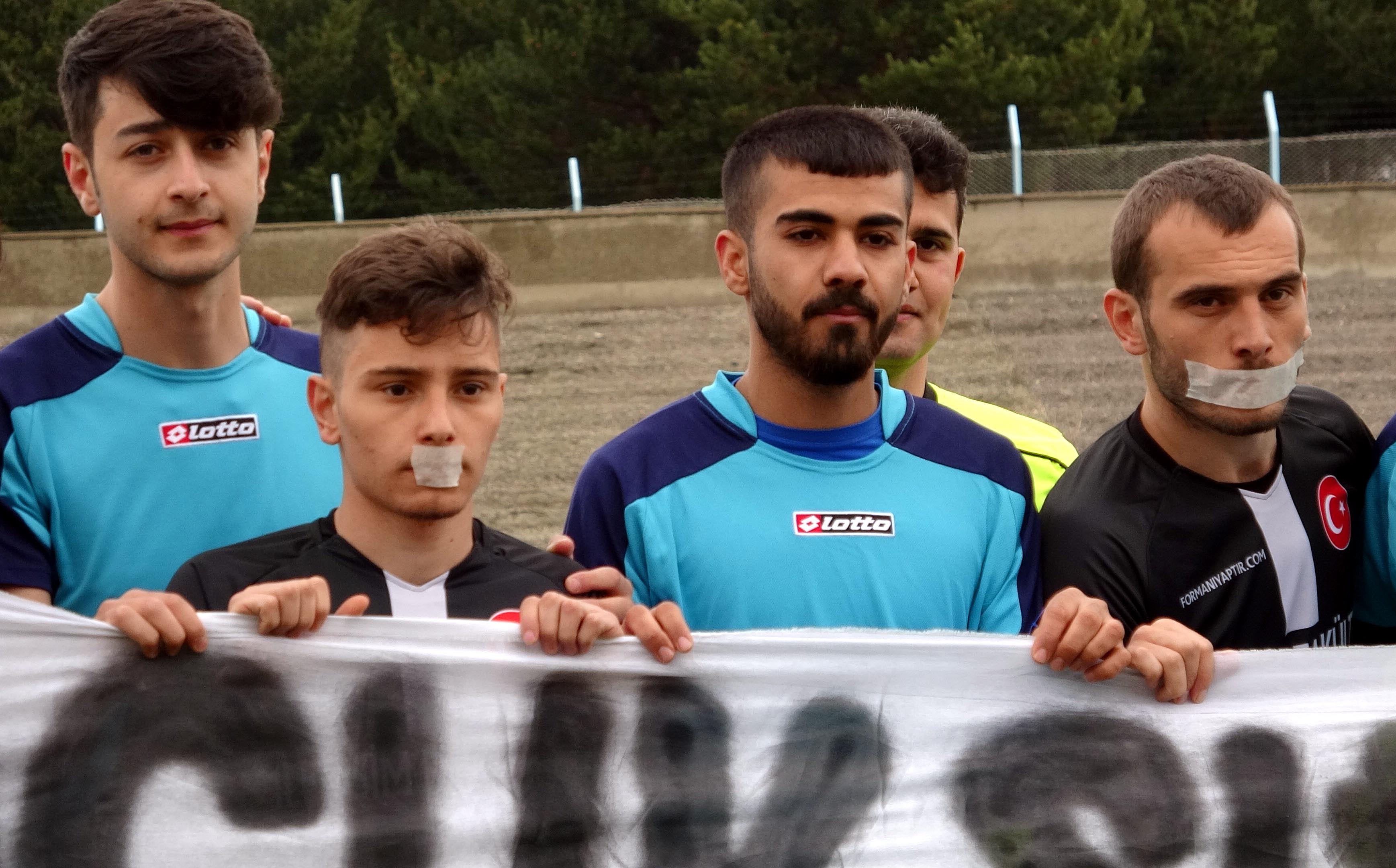 Erzurum Atatürk Üniversites İletişim Fakültesi takımı çocuk istismarını protesto etti.