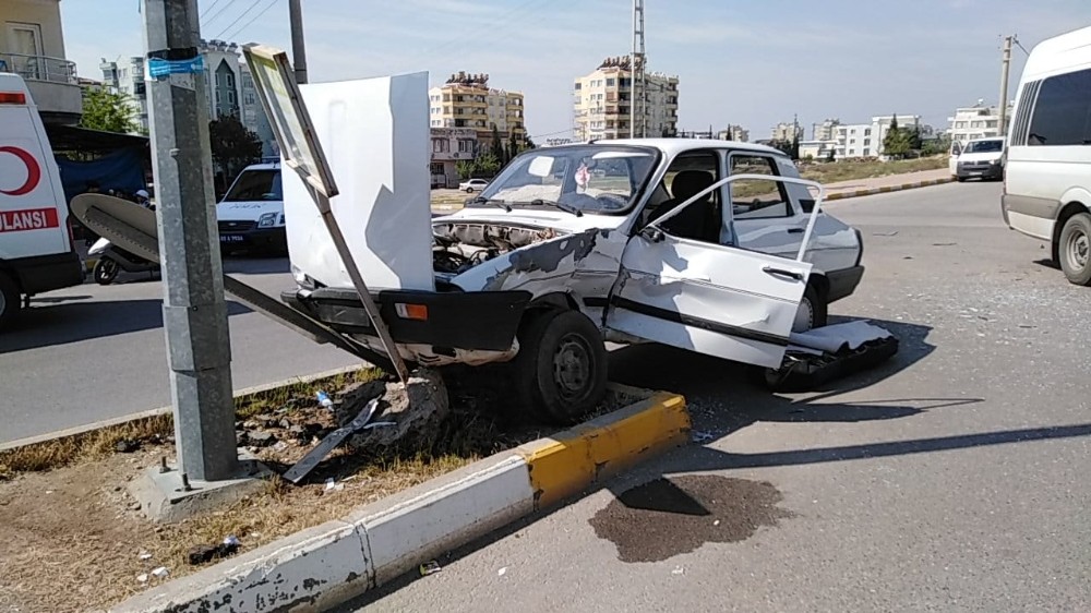 Adıyaman Cumhuriyet Mahallesinde Minibüs ile otomobil çarpıştı: 2 yaralı