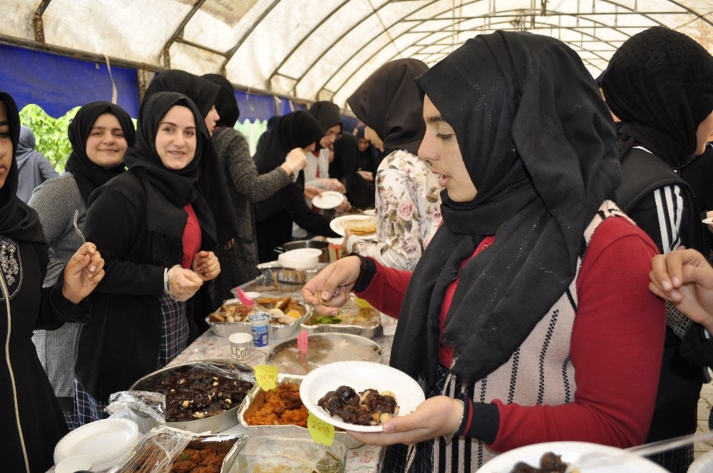 Yusuf Sami Kız Anadolu İmam Hatip Lisesi Öğrencilerden anlamlı kermes