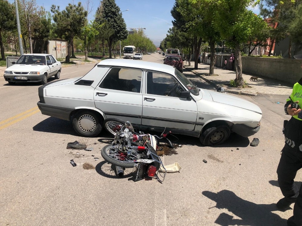 Davraz Mahallesi'nde Otomobille çarpışan motosikletin sürücüsü ağır yaralandı