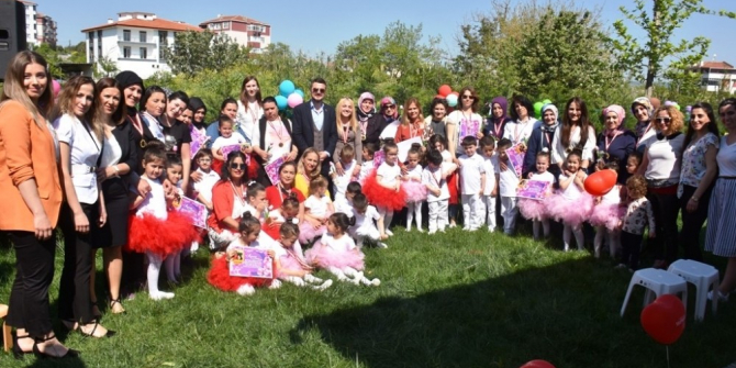 Akademili miniklerden annelerine sürpriz kutlama