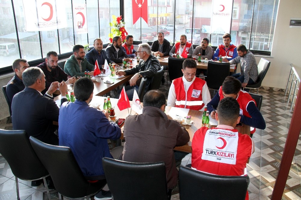 Muradiye'de Kızılay tarafından "Hilal Olsun Türkiye" kampanyası çer