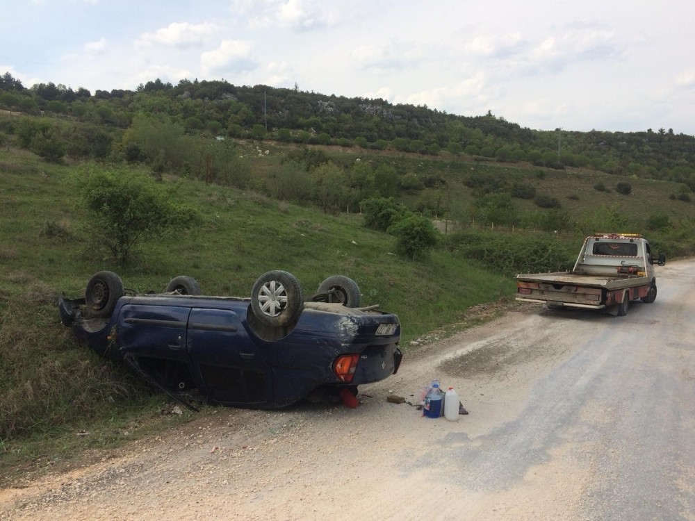 Bilecik'te bir otomobilin devrilmesi sonucu meydana gelen trafik kazasında 2 kişi yaralandı