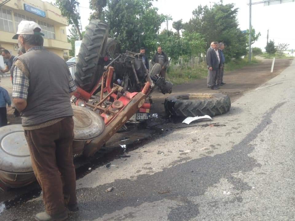 Edirne'ye bağlı Kırcasalih beldesinde Traktör ile otomobil çarpıştı: 2 yaralı