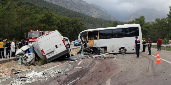 Antalya'da trafik kazası: 1 ölü, 17 yaralı (2- Yeniden)