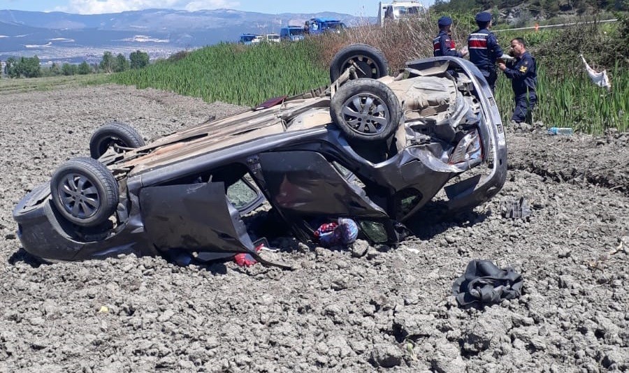 Çorum'un Kargı ilçesinde bir otomobil tarlaya uçtu: 1 ölü, 3 yaralı