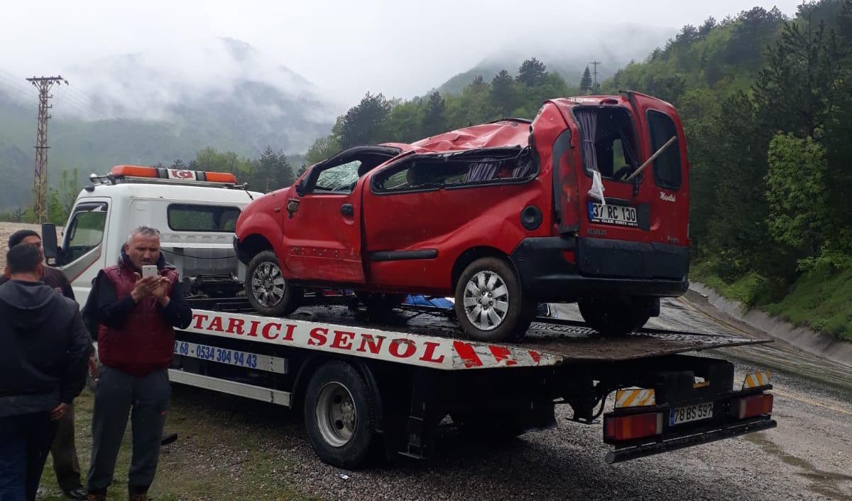 Karabük'ün Safranbolu ilçesinde, Hurdaya dönen araçtan burnu bile kanamadan çıktı