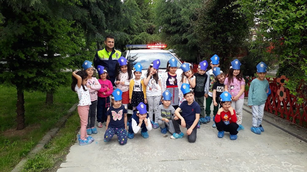 Düzce Şükran Öney Anaokulu minik öğrencileri trafik polisinden trafik kurallarını öğrendiler