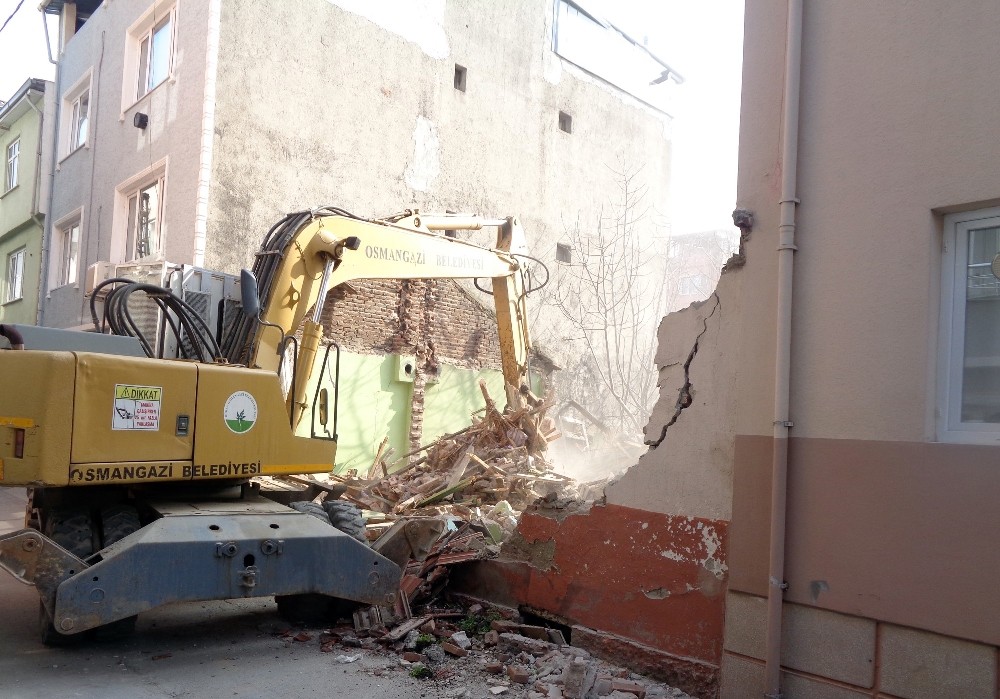 Osmangazi Belediyesi, ilçedeki can güvenliği olmayan metruk binalar yıkılıyor