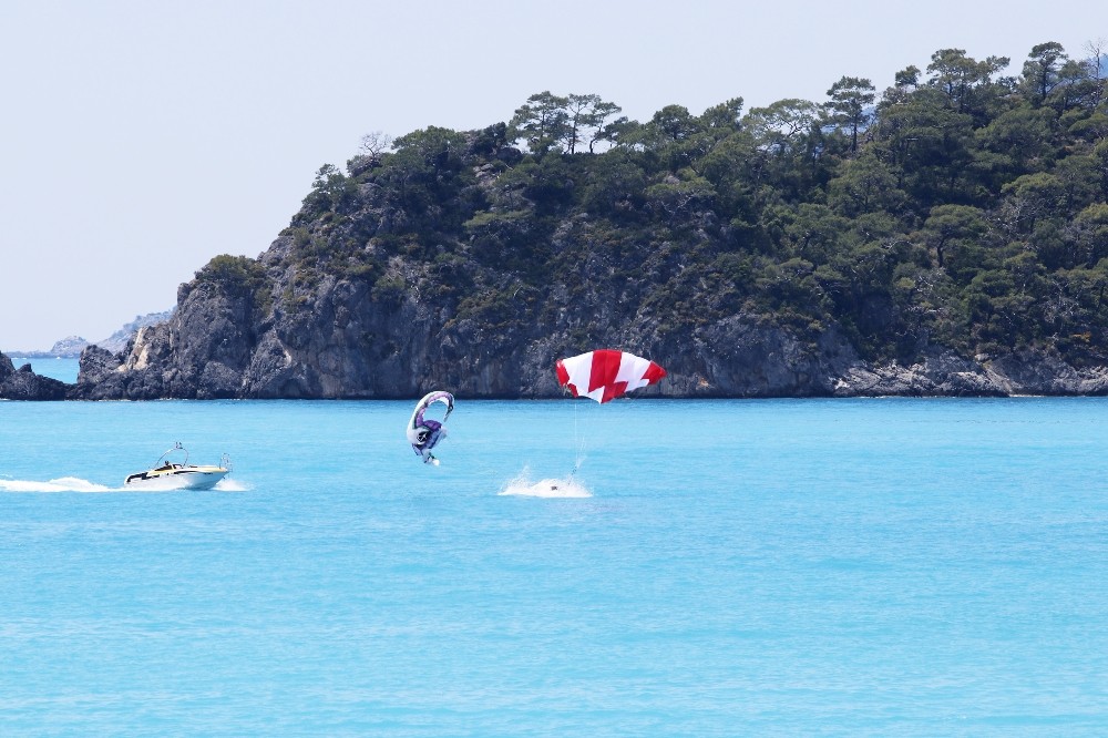 Muğla'nın Fethiye ilçesinde Paraşütçü denize düştü