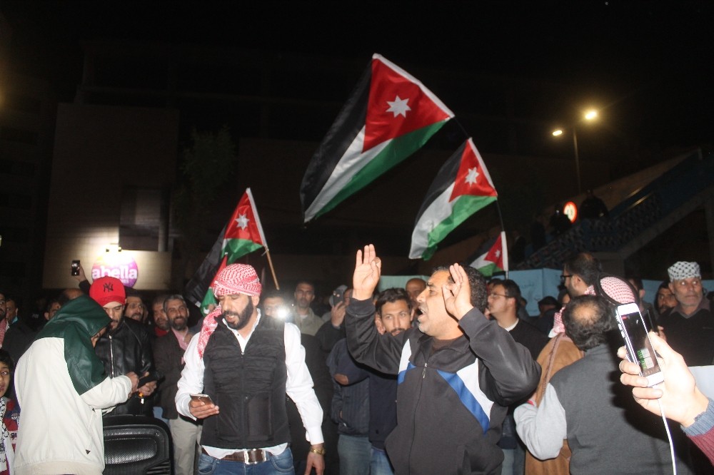 Ürdün'de hükümetin yetersiz ekonomi ve siyasi politikalarından şikayetçi olan vatandaşlar protesto gösterisi düzenledi