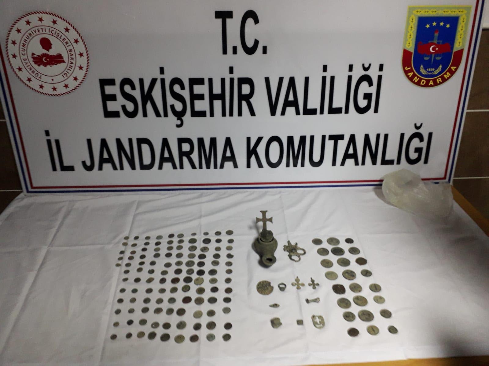 Eskişehir'de tarihi eser operasyonu, 137 bronz sikke ile tarihi objeler ele geçirildi