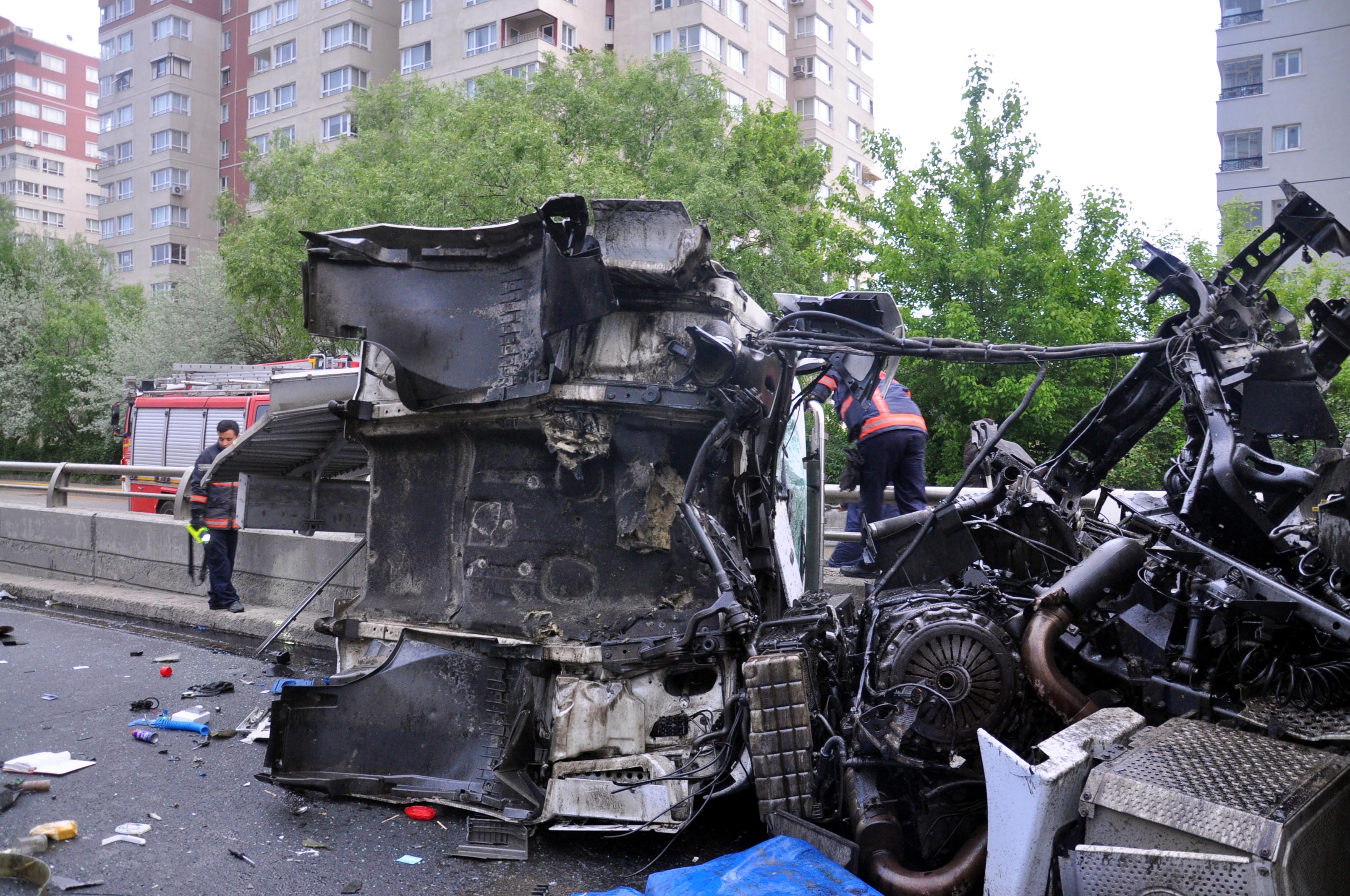 Ankara Bahçelievler Mahallesinde Kontrolden çıkan tır devrildi: 1 yaralı