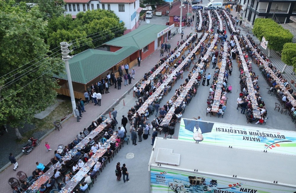 Hatay Büyükşehir Belediyesi"Kardeşlik Sofrası" iftar programlarının beşincisini Dörtyol'da düzenledi