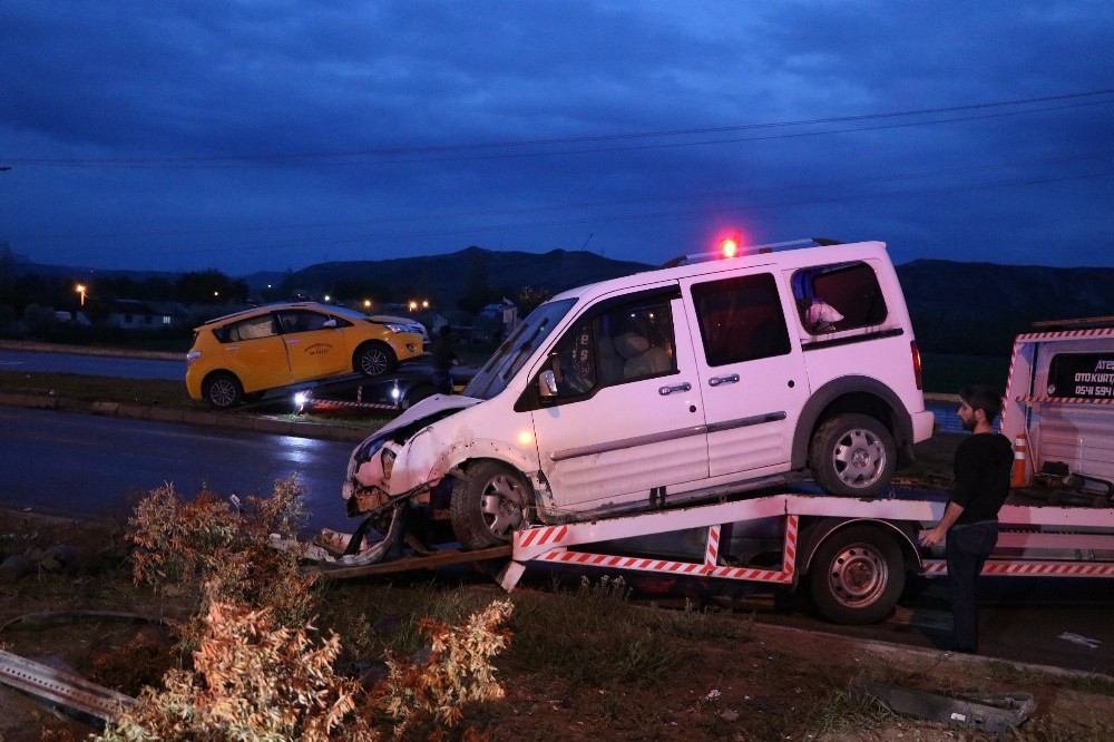 Sivas-Erzincan Karayolu Kılavuz kavşağında trafik kazası: 8 yaralı