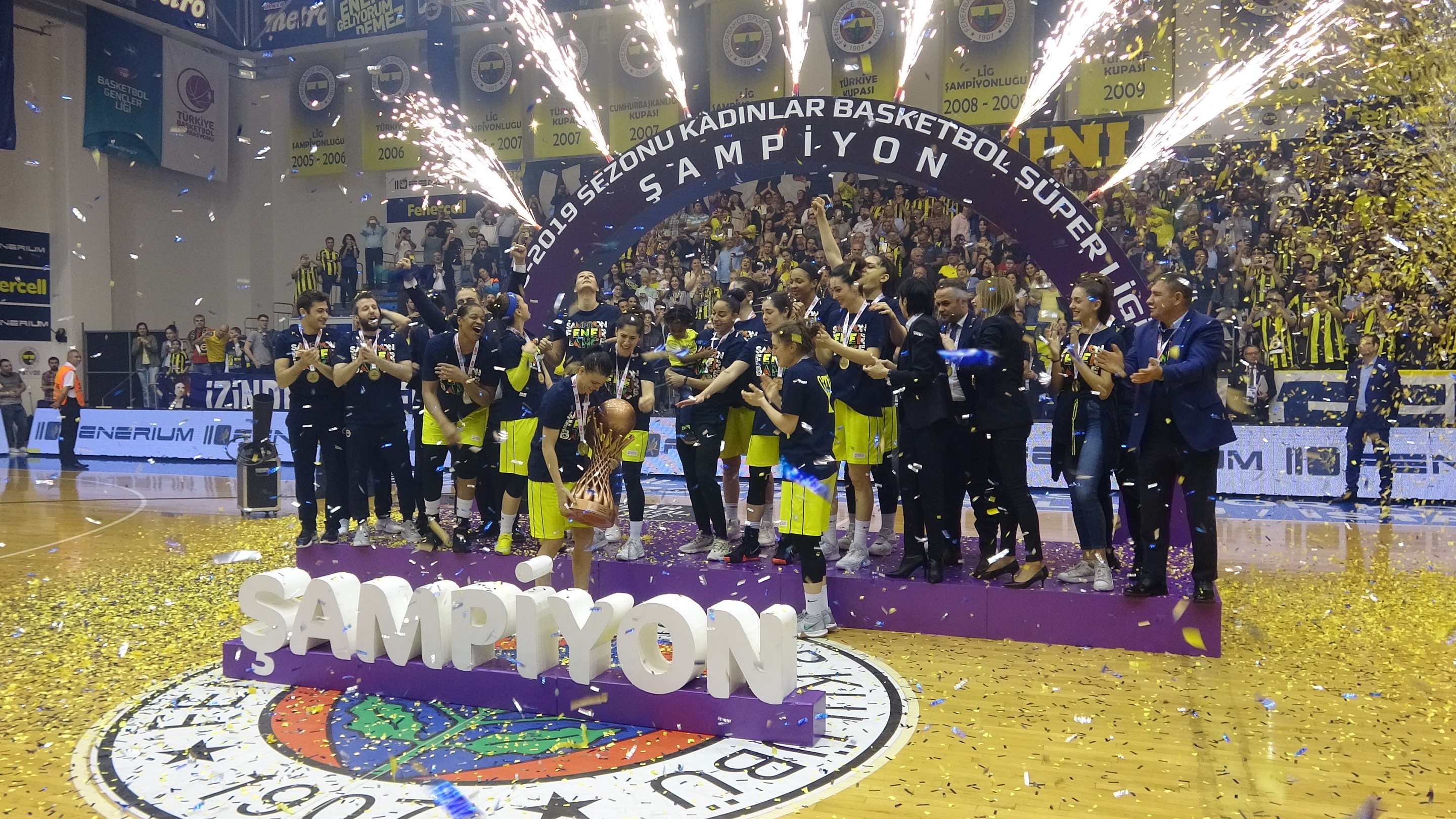 Kadınlar Basketbol Süper Lig'inde Şampiyon Fenerbahçe kupasını aldı