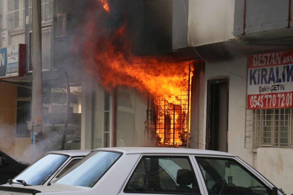 Adana’da bir apartmanın zemin katında çıkan yangın korkuttu