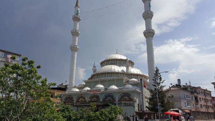 Erken okunan ezan ilçeyi karıştırdı!