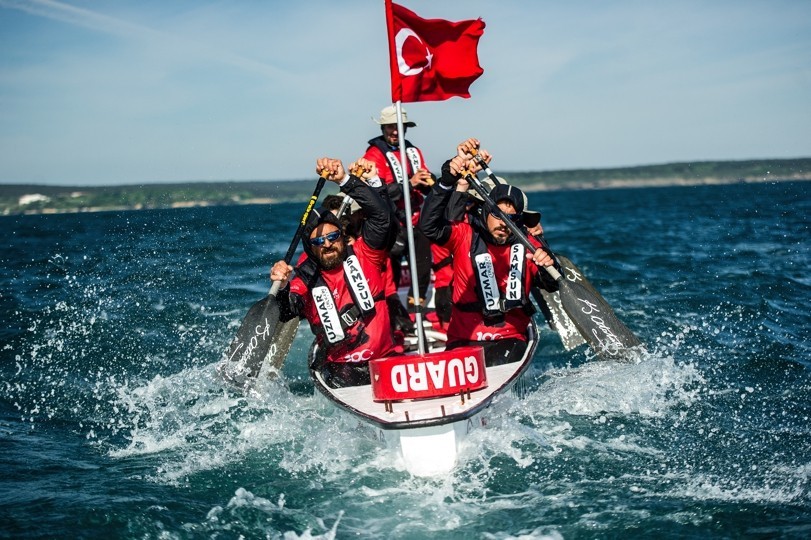 Türk bayrağını Cumhurbaşkanı Erdoğan’a ulaştırdılar