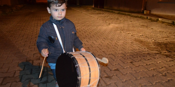 Bu mahalle 3 yaşındaki çocuğun davul sesiyle sahura uyanıyor