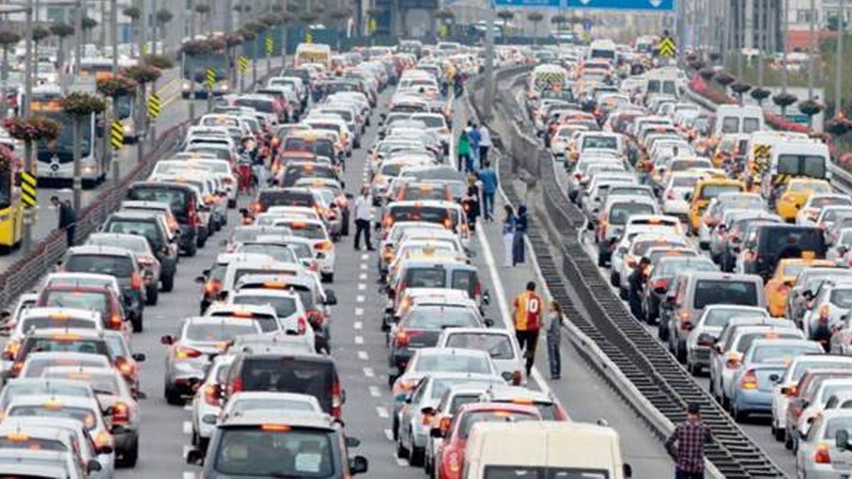 Trafik adeta kilitlendi! Bayram tatili için yola çıkacaklar dikkat!