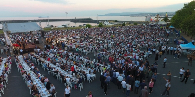 Sahil manzaralı 10 bin kişilik iftar