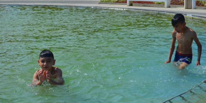 ‘Göbek adımız tehlike’ deyip süs havuzuna girdiler