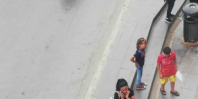 Dilenci kadın, 'Bölgeme girdiniz' diyerek Suriyeli kardeşleri dövdü