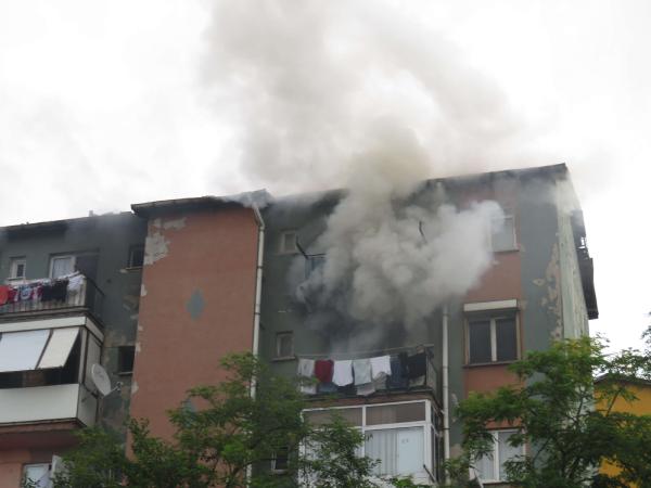 İstanbul'da 5 katlı binada yangın paniği!