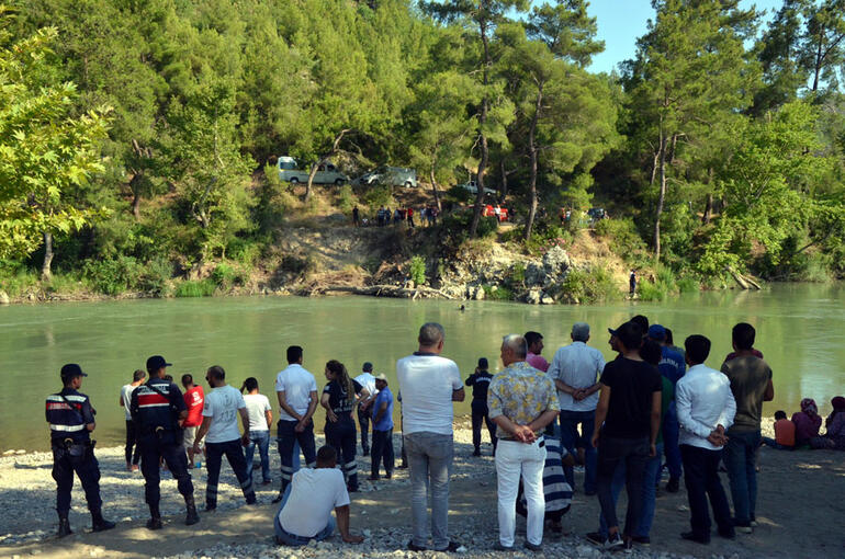 Akılalmaz olay! Suda çırpınan gencin yakınları şaka yaptığını sandı