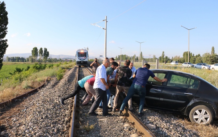 Tren rayında korku dolu anlar!