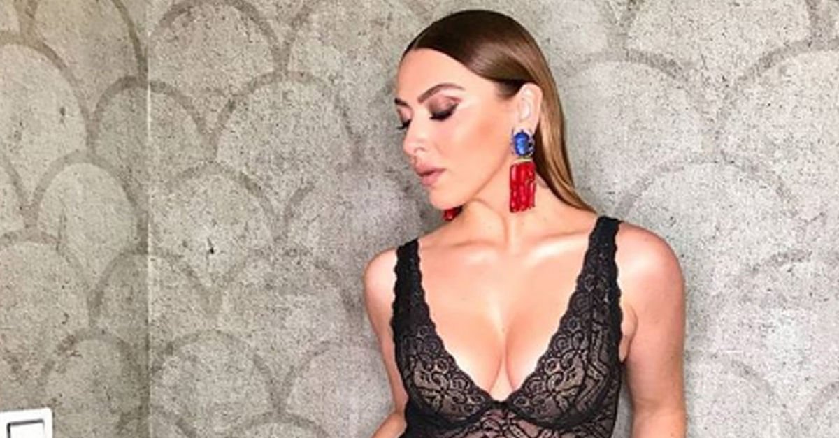 Hadise'nin derin dekolteli pozları nefes kesti
