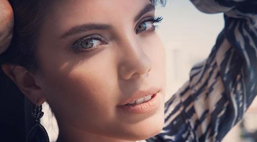 Eda Ece sevgilisini öpmelere doyamadı