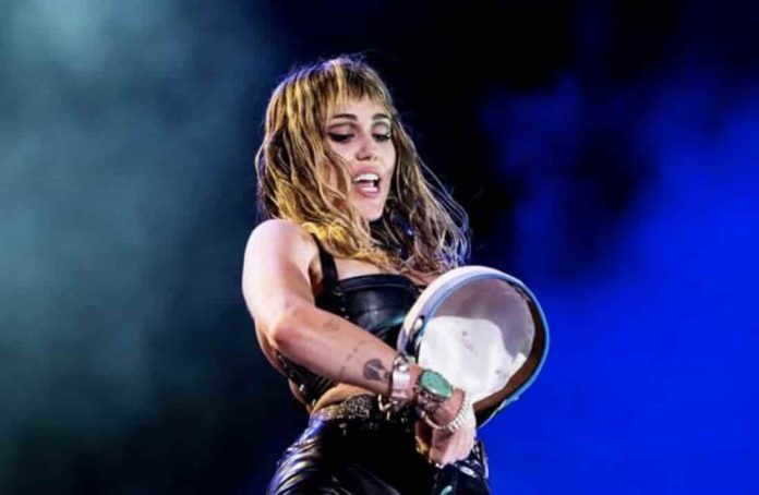 Miley Cyrus sahnede kendinden geçti