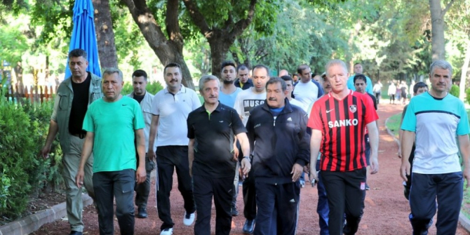 Vali Gül ve Başkan Tahmazoğlu, vatandaşlarla sağlıklı yaşam için yürüdü
