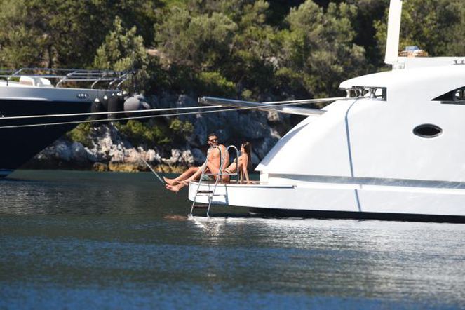 Ebru Şallı ile Uğur Akkuş tekne turu ile tatilde